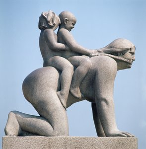 Kvinne med to barn som rir på ryggen